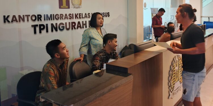 IMIGRASI NGURAH RAI HADIR DI AKHIR PEKAN: LAYANAN SIMPATIK PERMUDAH MASYARAKAT DAN WNA URUS DOKUMEN KEIMIGRASIAN