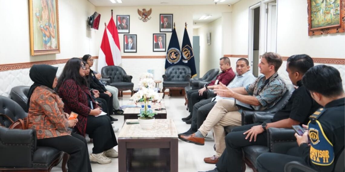 SINERGI INTERNASIONAL DI BANDARA NGURAH RAI: TIM IMIGRASI DAN KEDUTAAN AS PERIKSA ALAT FORENSIK VITAL VSC 80