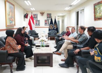 SINERGI INTERNASIONAL DI BANDARA NGURAH RAI: TIM IMIGRASI DAN KEDUTAAN AS PERIKSA ALAT FORENSIK VITAL VSC 80