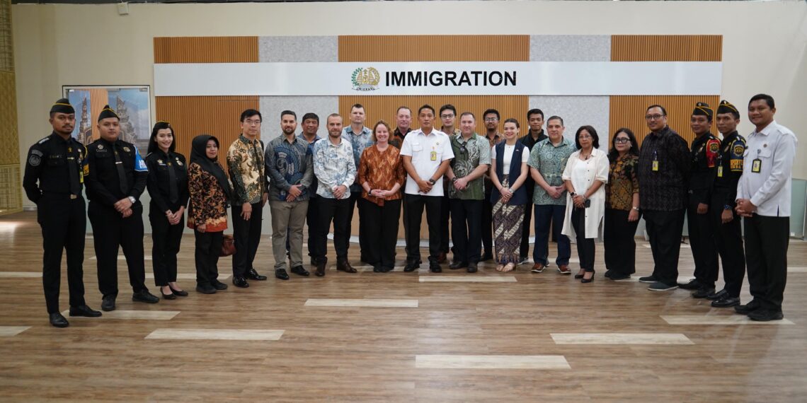 KUNJUNGAN DARI PERWAKILAN INDONESIA FOREIGN LAW ENFORCEMENT COMMUNITY (IFLEC) DI TEMPAT PEMERIKSAAN IMIGRASI NGURAH RAI