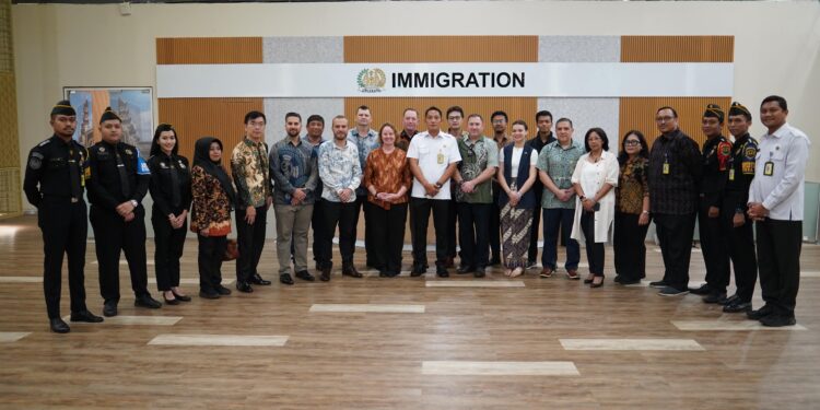 KUNJUNGAN DARI PERWAKILAN INDONESIA FOREIGN LAW ENFORCEMENT COMMUNITY (IFLEC) DI TEMPAT PEMERIKSAAN IMIGRASI NGURAH RAI