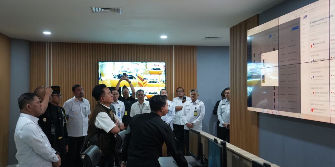 KUNJUNGAN MENKO YUSRIL KE TEMPAT PEMERIKSAAN IMIGRASI BANDARA I GUSTI NGURAH RAI