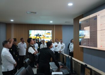 KUNJUNGAN MENKO YUSRIL KE TEMPAT PEMERIKSAAN IMIGRASI BANDARA I GUSTI NGURAH RAI
