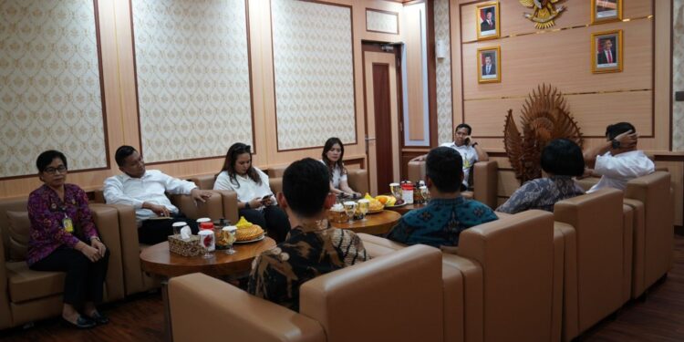 DORONG PERBAIKAN FASILITAS, DEPUTI KEMENKO KUNJUNGI KANTOR IMIGRASI NGURAH RAI