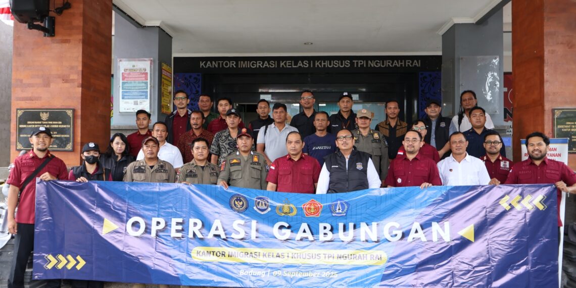 TINGKATKAN KEPATUHAN, IMIGRASI NGURAH RAI BERSAMA INSTANSI TERKAIT GELAR OPERASI GABUNGAN DI LEGIAN