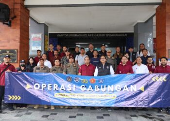 TINGKATKAN KEPATUHAN, IMIGRASI NGURAH RAI BERSAMA INSTANSI TERKAIT GELAR OPERASI GABUNGAN DI LEGIAN