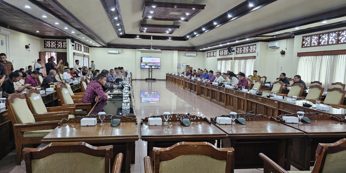 KANTOR IMIGRASI NGURAH RAI HADIRI RAPAT TINDAK LANJUT PENANGANAN BANGUNAN LIAR DI PANTAI BINGIN