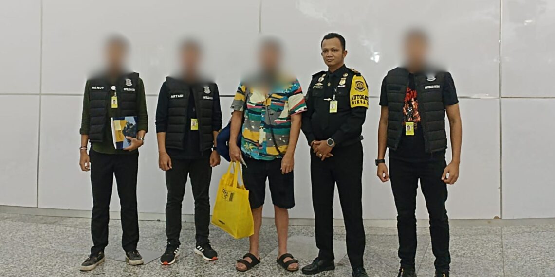 LANGKAH TEGAS IMIGRASI, DEPORTASI WNA MEKSIKO DILAKSANAKAN LANCAR