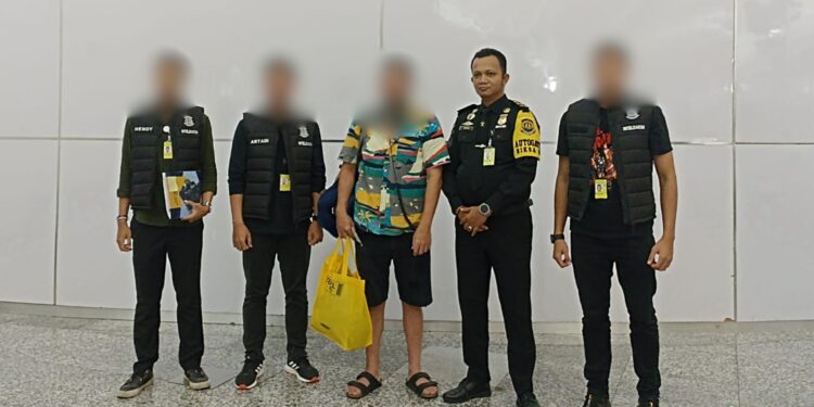 LANGKAH TEGAS IMIGRASI, DEPORTASI WNA MEKSIKO DILAKSANAKAN LANCAR