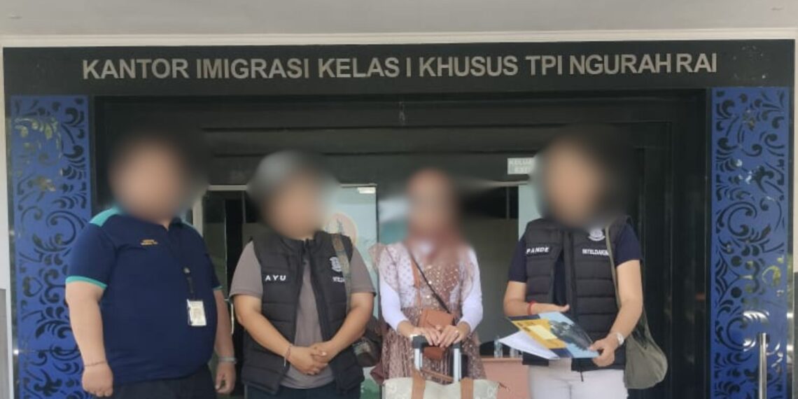 TEGAS TAPI PROFESIONAL, IMIGRASI NGURAH RAI DAMPINGI PENDEPORTASIAN WN MAROKO