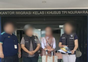 TEGAS TAPI PROFESIONAL, IMIGRASI NGURAH RAI DAMPINGI PENDEPORTASIAN WN MAROKO