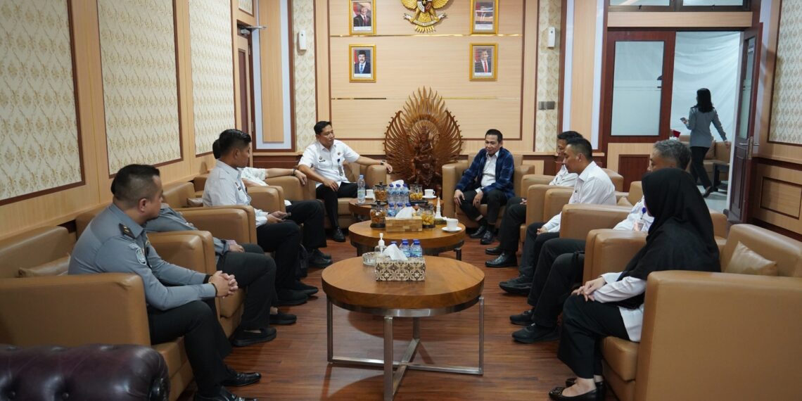 KUNJUNGAN STUDI TIRU KANIM CIREBON KE IMIGRASI NGURAH RAI BAHAS PENINGKATAN MUTU PELAYANAN DAN TATA KELOLA KELEMBAGAAN