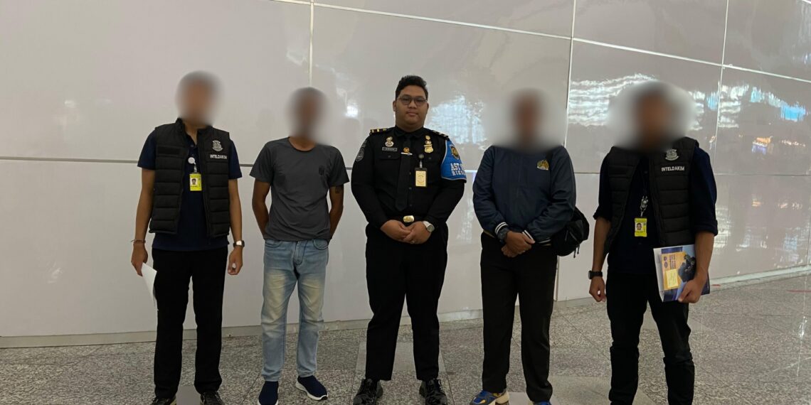 PENDEPORTASIAN WARGA NEGARA INDIA AKIBAT PELANGGARAN IZIN TINGGAL DI WILAYAH INDONESIA