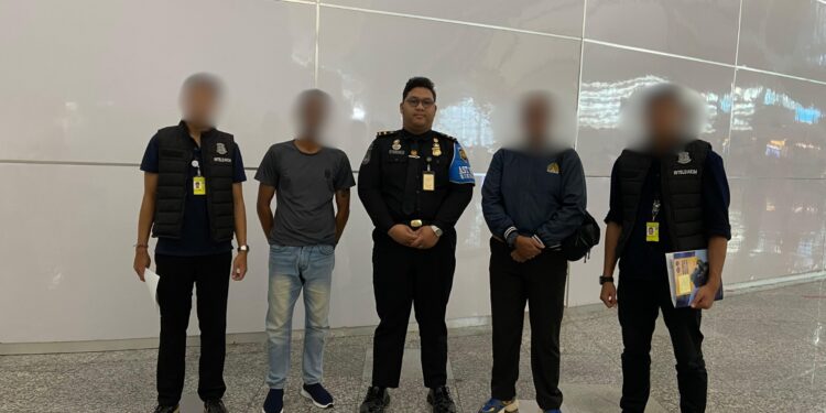 PENDEPORTASIAN WARGA NEGARA INDIA AKIBAT PELANGGARAN IZIN TINGGAL DI WILAYAH INDONESIA