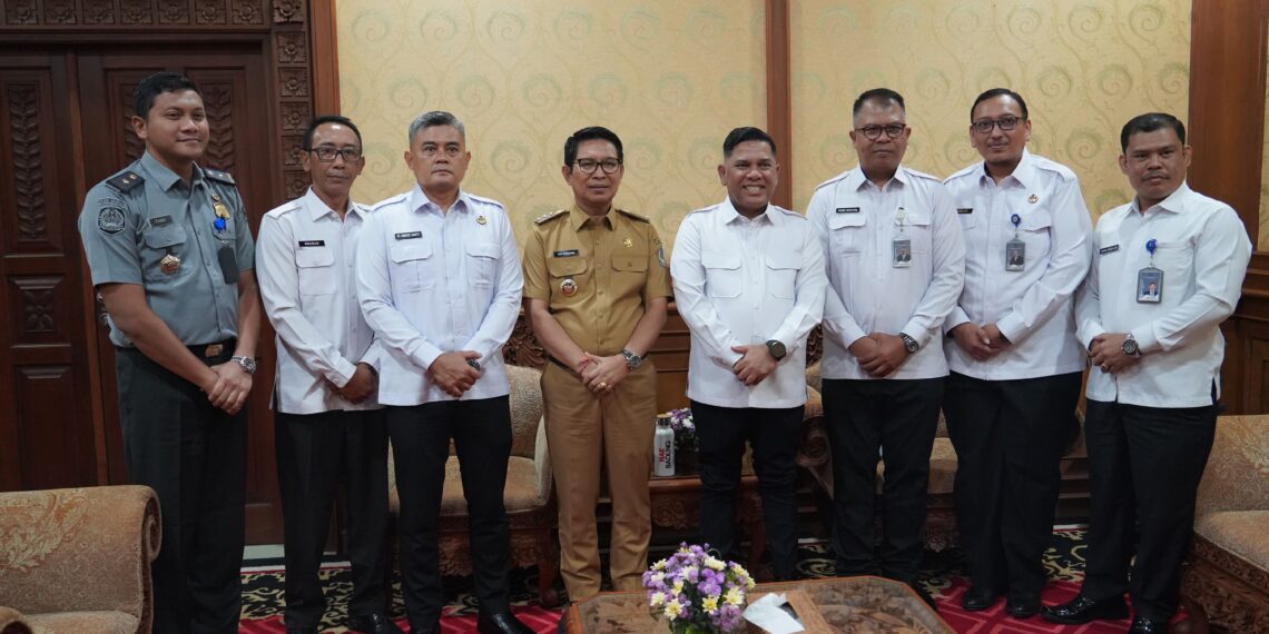 AUDIENSI DENGAN BUPATI BADUNG IMIGRASI BALI PERKUAT PENGAWASAN ORANG ASING