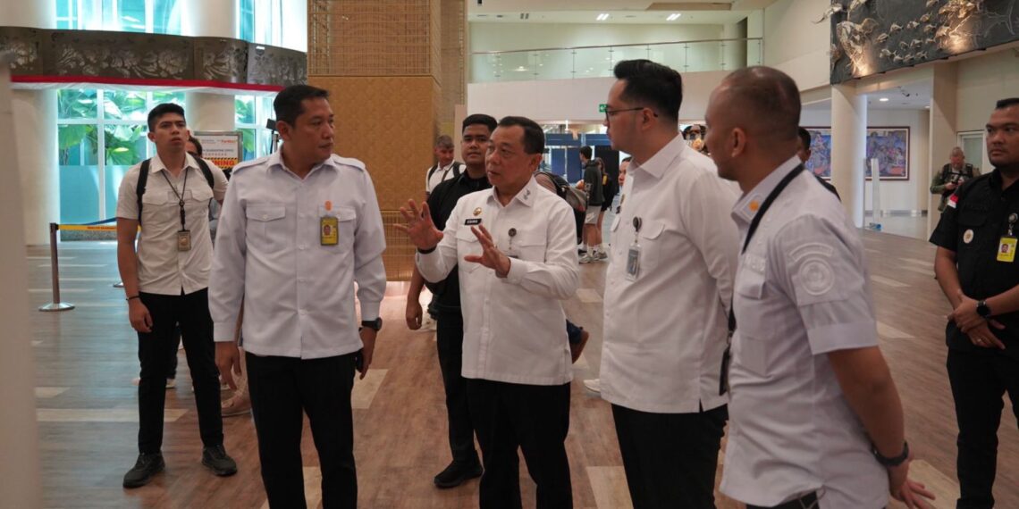 STAF KHUSUS MENTERI HUKUM DAN HAM LAKUKAN PENINJAUAN KE TPI BANDARA NGURAH RAI, DORONG PENINGKATAN PELAYANAN KEIMIGRASIAN YANG MODERN DAN PROFESIONAL