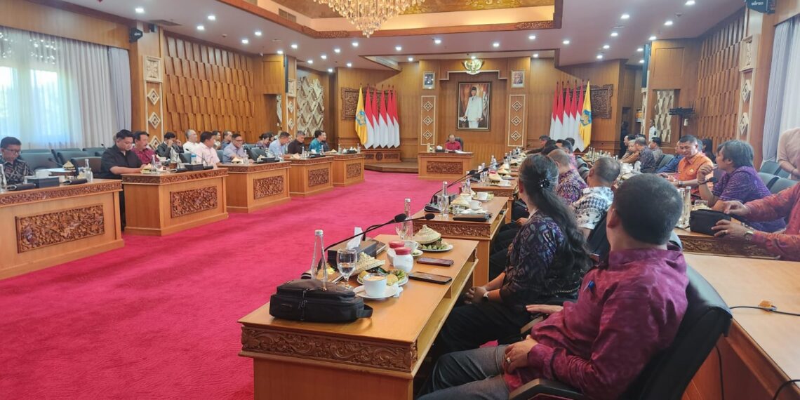 IMIGRASI BALI BERSAMA GUBERNUR BALI LAKUKAN PENERTIBAN WISATAWAN ASING “NAKAL”