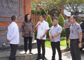 IRJEN KEMENIMIPAS TINJAU TEMPAT PEMERIKSAAN IMIGRASI DI BANDARA I GUSTI NGURAH RAI