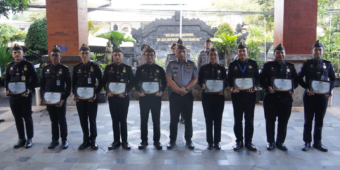 13 PEGAWAI IMIGRASI NGURAH RAI TERIMA PENGHARGAAN ATAS KEBERHASILAN UNGKAP PASPOR PALSU