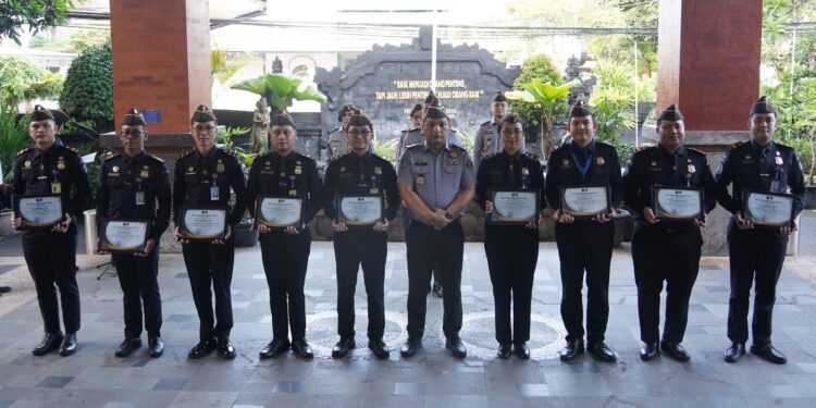 13 PEGAWAI IMIGRASI NGURAH RAI TERIMA PENGHARGAAN ATAS KEBERHASILAN UNGKAP PASPOR PALSU