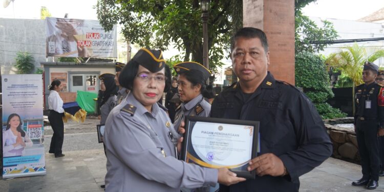 Kantor Imigrasi Kelas I Khusus TPI Ngurah Rai Berikan Penghargaan Kepada 5 Pegawai Teladan