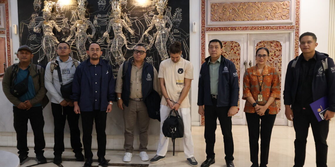 IMIGRASI NGURAH RAI DEPORTASI WN RUMANIA BURON INTERPOL