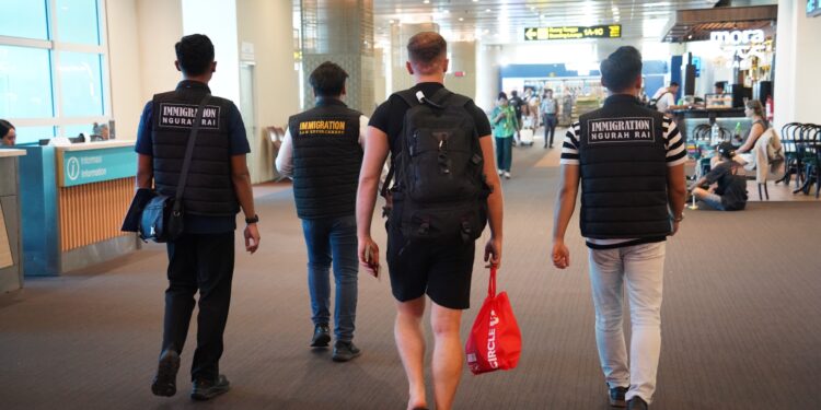 Imigrasi Ngurah Rai Deportasi WN Italia Usai Videonya Viral Melawan Polisi di Denpasar